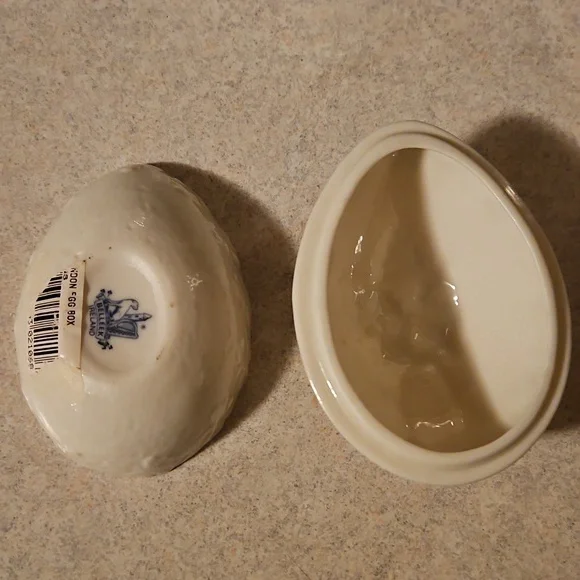 Vtg Belleek Ceramic Egg with Shamrock - Picture 3 of 3